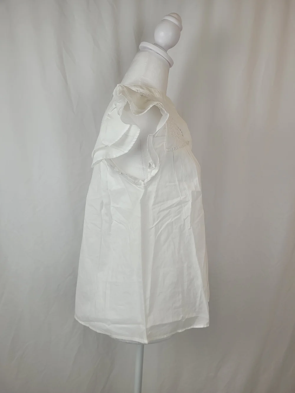 NWT White Embroidered Flutter Sleeve Blouse Size ; xs. - Picture 4 of 13